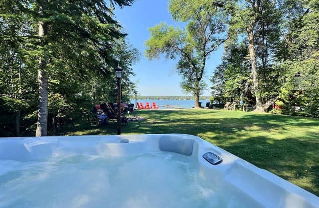 Gull Lake Retreat: Lakefront Cabin w/Hot Tub