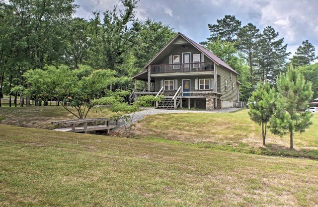 Guntersville Cabin with Fire Pit and Covered Porch