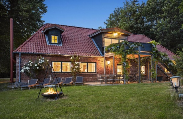 GUT KLETKAMP "Altes Backhaus" - Freistehendes Landhaus mit 7 Schlafzimmern I Kamin I Garten & Terrasse I 15 Min zur Ostsee I Parkplätze I Hundefreundlich I Bar I WLAN