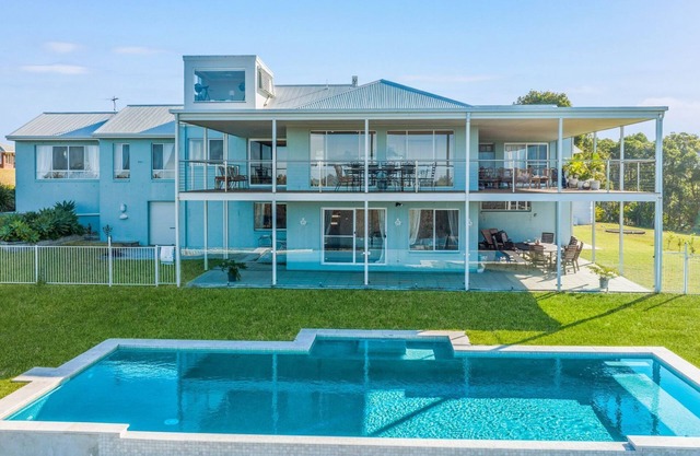 Gwandalan Grounds - Stunning oceanfront property with a pool