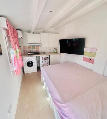 Habitación con baño y cocina