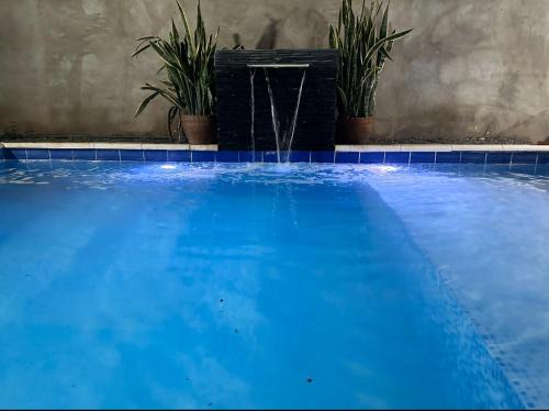 Habitación y piscina en casa compartida