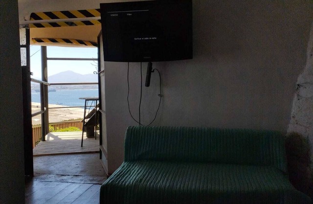 Habitacion con baño privado y balcon, playa las Conchitas y Parque de Quintero