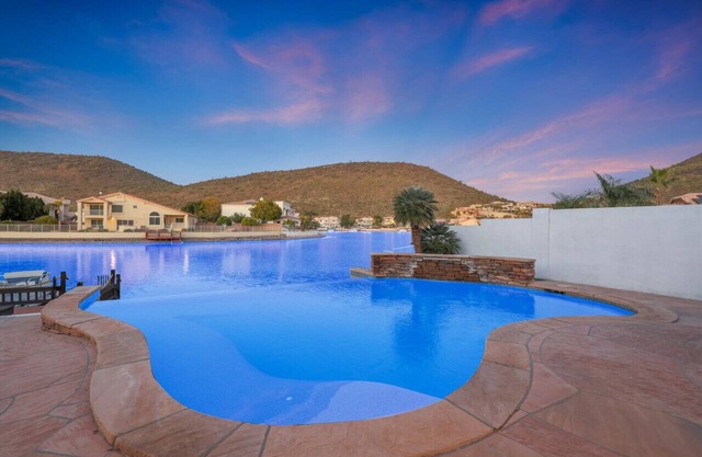 Hacienda del Lago A Luxury Waterfront 3500 SF 5-Bedroom with Heated Pool Boat 10 Minutes from State Farm