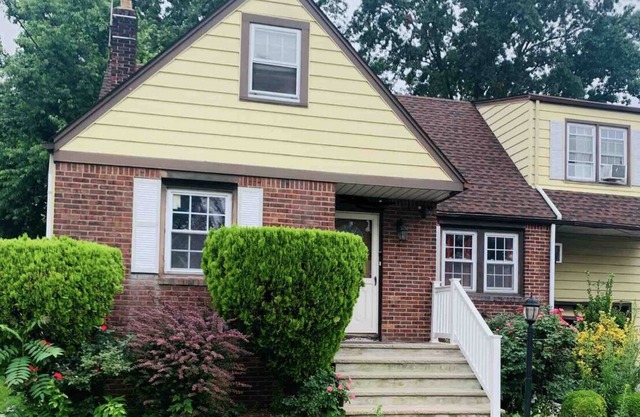 HACKENSACK 4 BEDS/ 2BATHS ENTIRE HOUSE WITH PARKING, 9 MINS TO METLIFE STADIUM