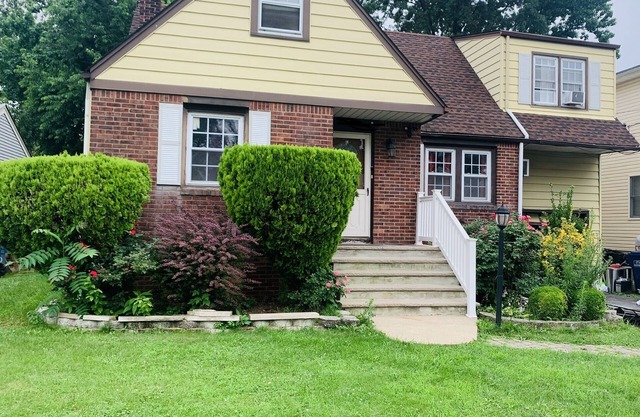 Hackensack 4Beds/2bath, Newly Renovated Home w parking/backyard