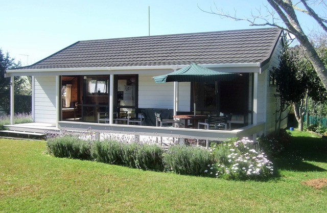 Hahei Green - quintessential family beach house.