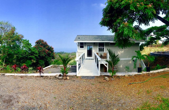 "Hale Maluhia" - Cottage with expansive ocean views in central Kailua Kona.