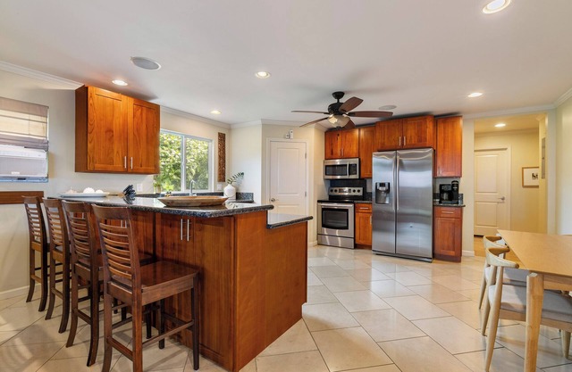 "Hale Opaka" | Beach Access, 6 BR, 2 Kitchens, A/C