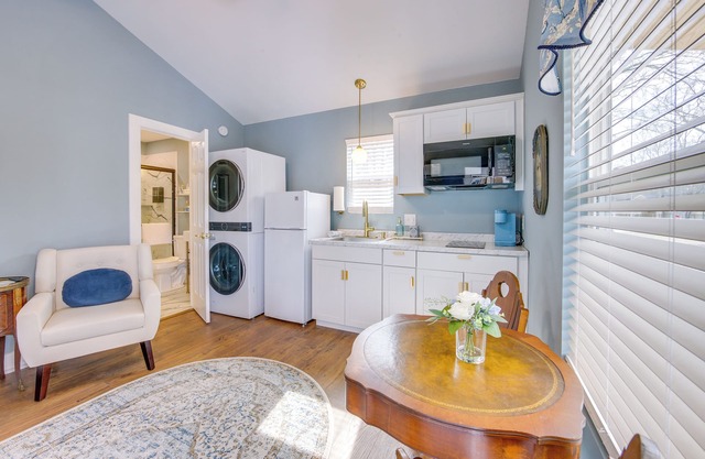 Half-mi to Dtwn: New Cottage in Jefferson!