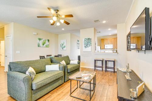 Half-Mi to Galveston Strand Charming Home with Yard