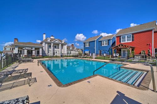 Half-Mi to Grand Lake Townhome with Hot Tub