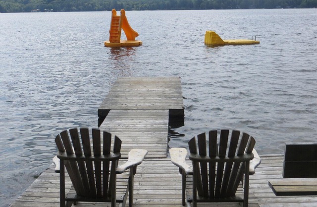 Haliburton Lakefront Sleeps 8 + 7 Boats Included + 2 Swim Rafts & 2 King Beds