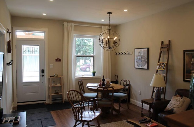 Hamilton Arts district, short walk to waterfront Families and groups. So cosy!