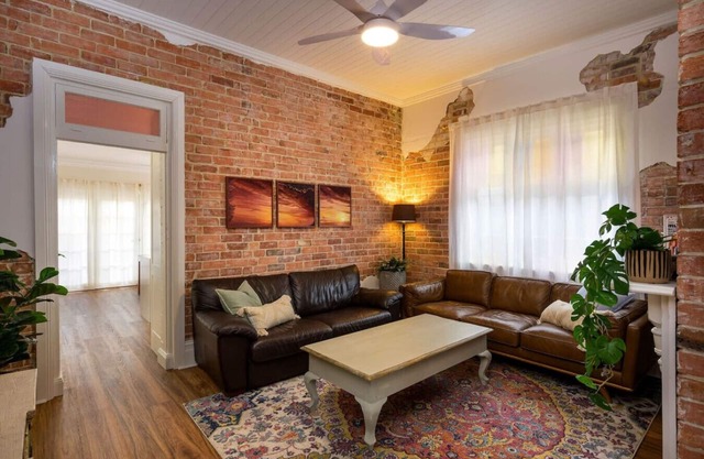 Hamilton Hideaway Pet Friendly near Eateries and Entertainment