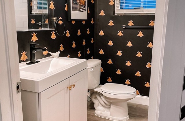 Hamilton Homes: Eclectic Escape! Funky & Modern just minutes from downtown!