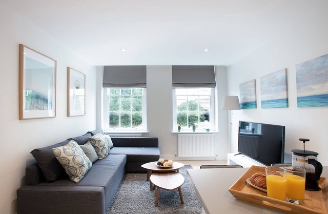 Hampden Apartments - George