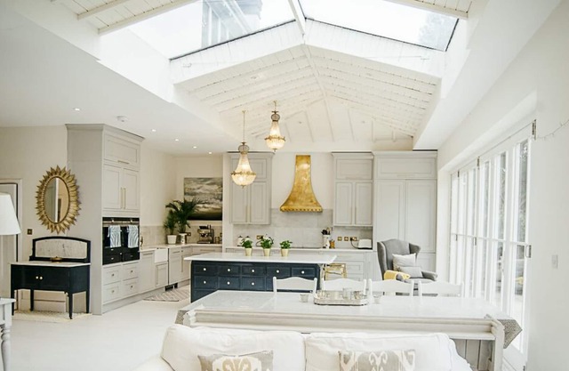 Hampton Court Palace 8 mins walk, family home, 3 mins walk to river +garden+park