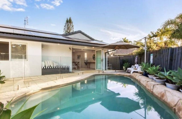 Hampton Style Luxury House Private Pool Robina