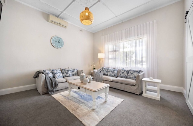 Hamptons Bungalow @ Semaphore - 3BR, Parking, BBQ