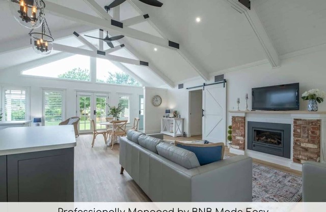 Hamptons Cottage - Refined Living, Light-Filled