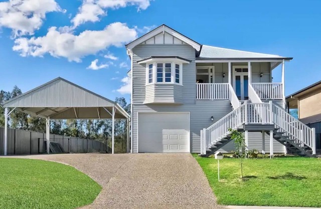 Hamptons House Walking Distance to the Beach - CoastHM