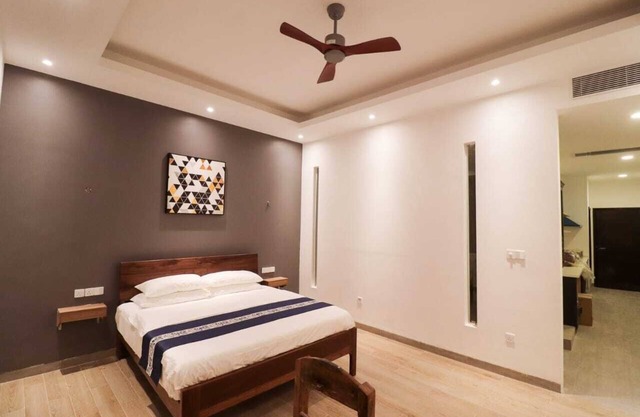 Hang out in 1BR apartment w/wifi, gym & pool
