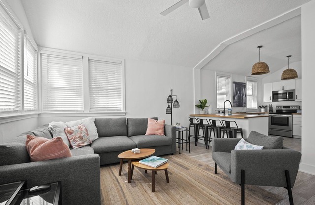 Hang With the Locals at the SURF PARK House! 3 blocks to the Beach, Pet friendly