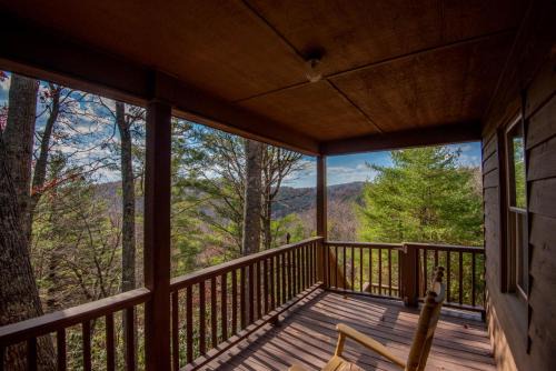 HappiNest- Hot Tub, Fire Pit, Mountain Views