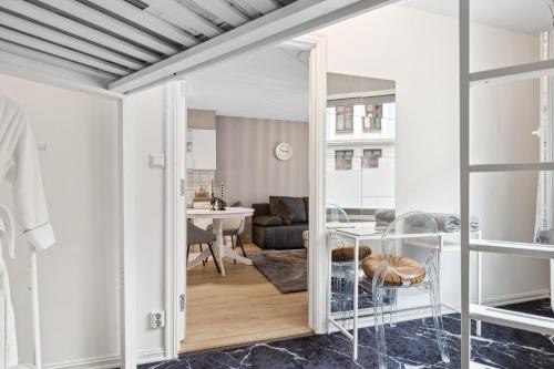 Happy Days Relaxing room with smart solutions shared apartment with one other bedroom