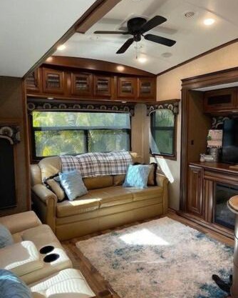 Happy Glampers two bathroom w/golf cart
