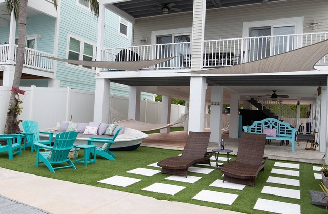 Happy Place Key Largo - Waterfront Vintage Coastal Cottage