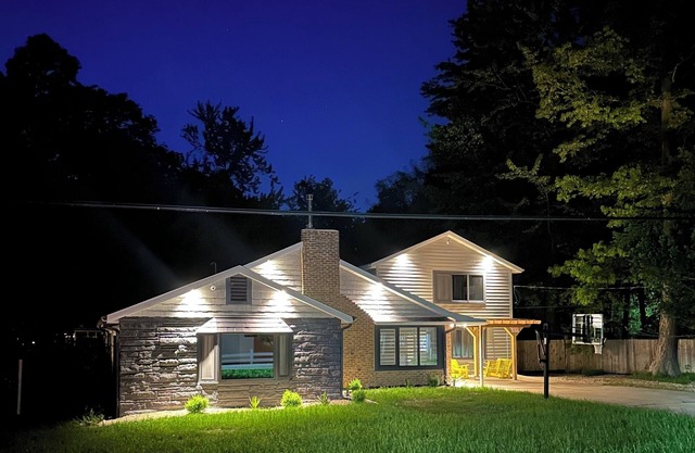 Harbert renovated house Private heated pool spa large deck grill fire pit