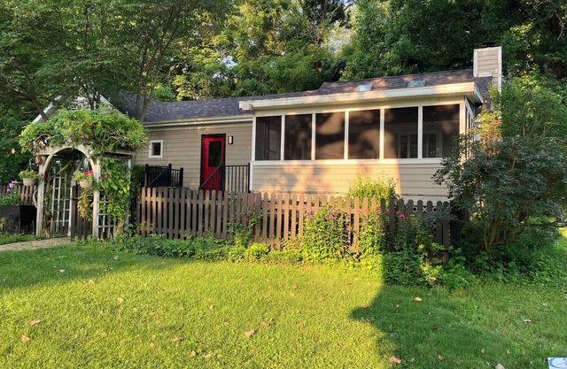 Harbor Country-Rolling Prairie Retreat on 7 private wooded acres w/heated pool