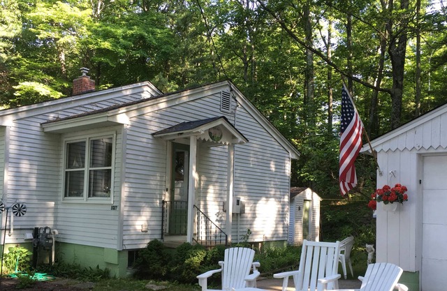 HARBOR SPRINGS cottage Lovely views of Lake Michigan TUNNEL OF TREES Relaxing