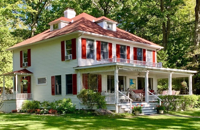 Harbor Springs Lakefront Cottage with Beach