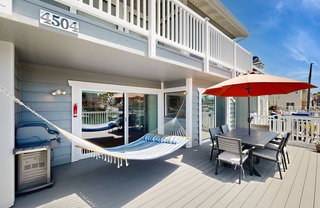 Harborside home in Oxnard with short walk to beach - bring your boat