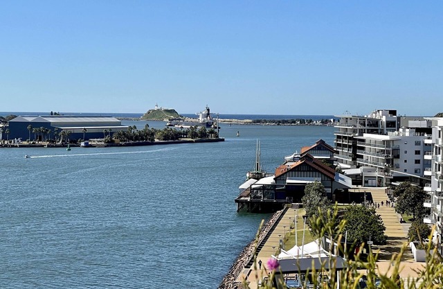 Harbour Side on Honeysuckle - minutes from Newcastle beaches and CBD
