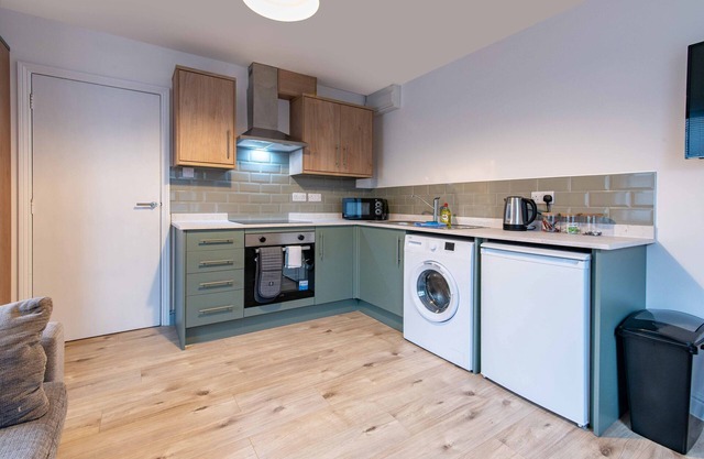 Harcourt 1C: 1BR Flat with Parking in Newark