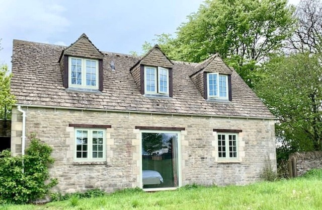 Hare's Lodge, a modern cosy Cotswolds retreat with lovely views