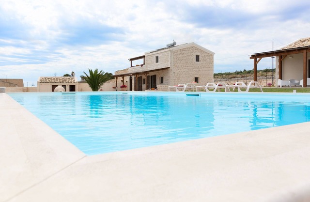 Harmony, Emotion of Barone house, villa with pool, sea view, free wifi