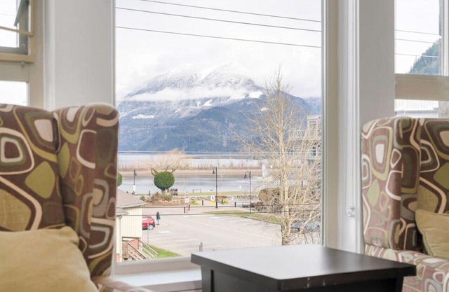 Harmony Haven 2BR Lakefront Lux Escape!