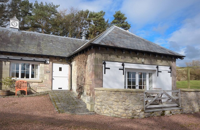 HARNESS LODGE, pet friendly, character holiday cottage in Seahouses