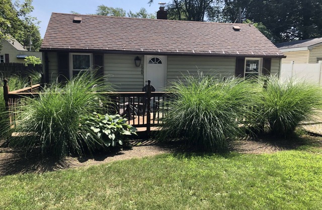 “Harrah’s Hideaway” Lake Shore Park 2brm Cottage. Public Boat Ramp & Beach