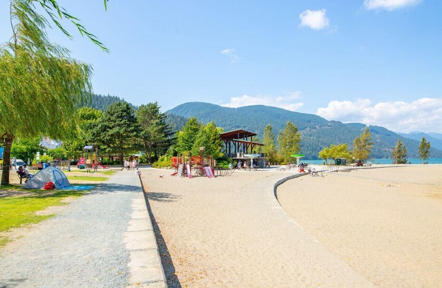 Harrison On The Lake | Walkable to Beach & Village