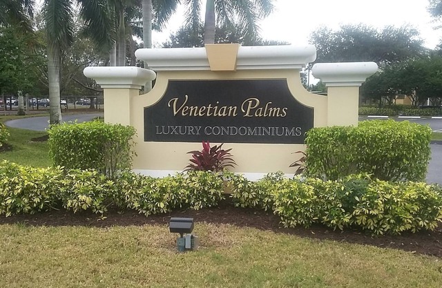 Has 2 Pools, Right Off The 41 Close To Many Restaurant's…ground Floor
