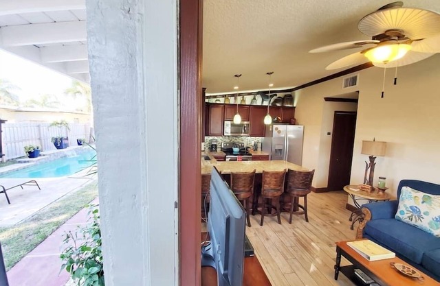 Hawaiian Cottage-Constant Heated Pool,East of A1A!