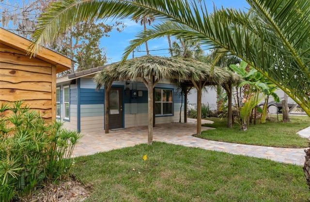 Hawaiian House Waterfront on the Weeki Wachee river