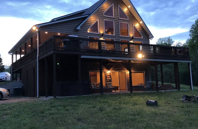 Hawk’s Pointe-NEWLY REMODELED-Waterfront-Hot tub-Luxury and peaceful