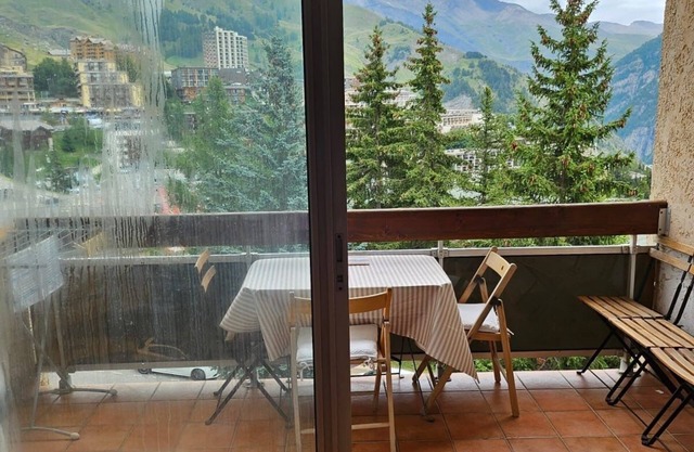 Heart of resort, large 5-person studio at foot of slopes with panoramic view,